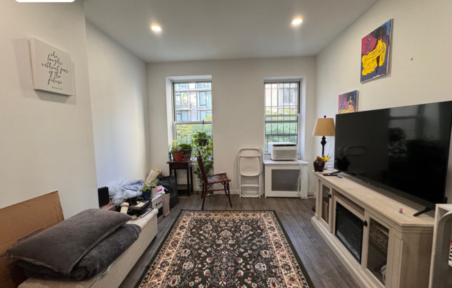 359 W 52 ST