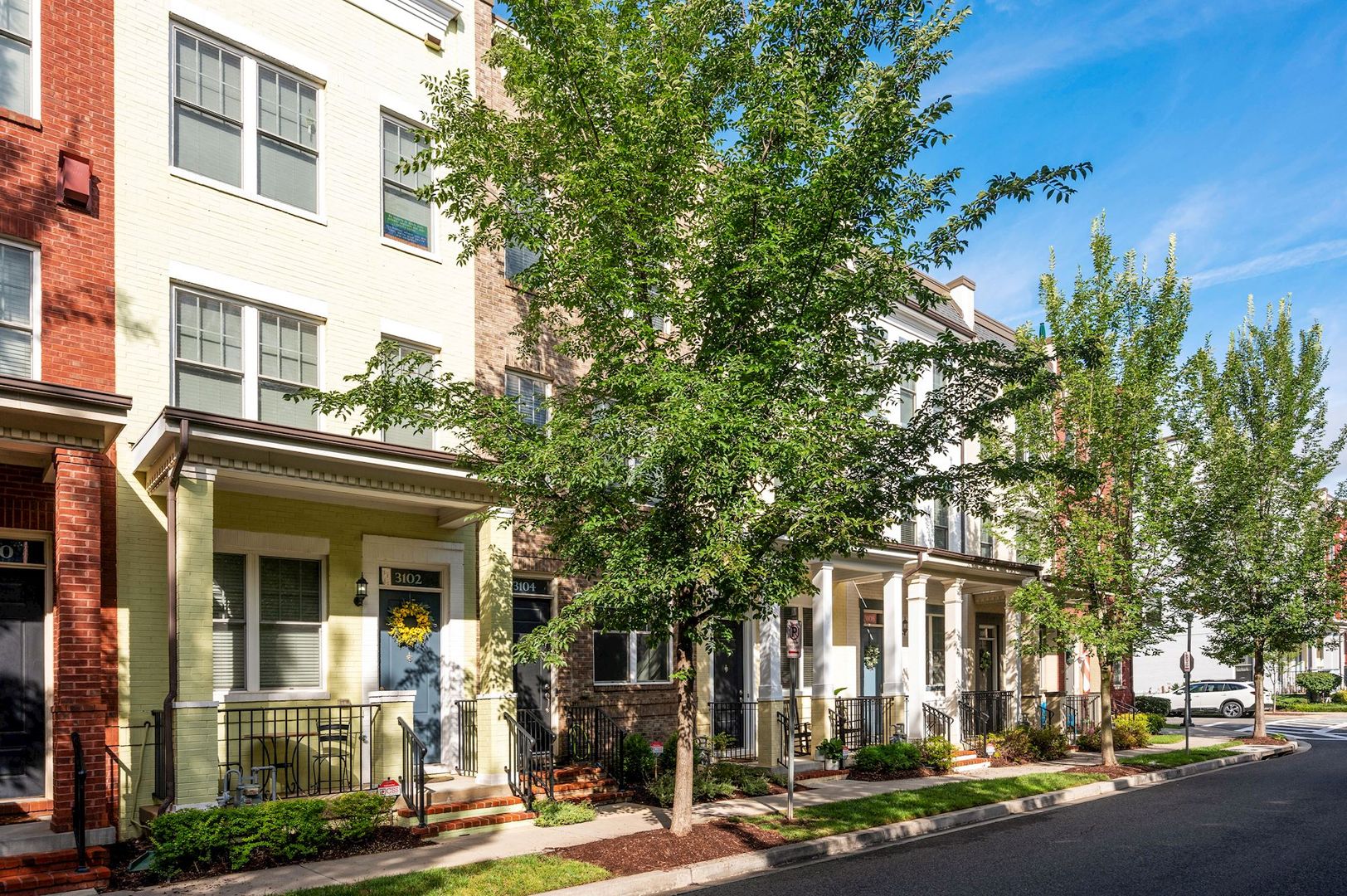 3 bedroom 2.5 bathroom TownHome // Brookland//Garage Parking & Rooftop Deck
