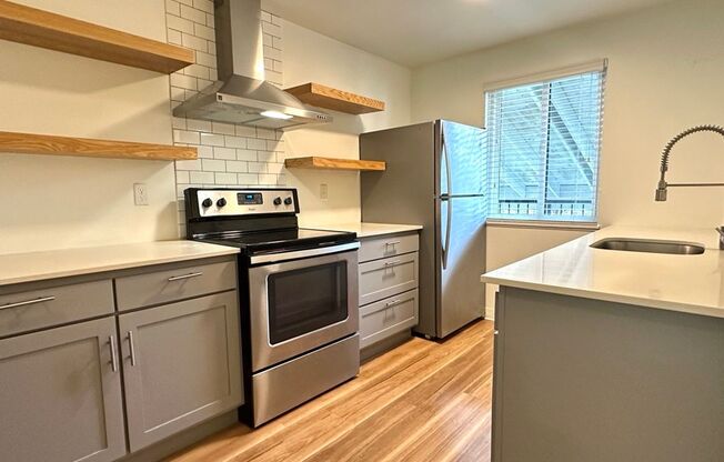 2 beds, 1 bath, 886 sqft, $1,695, Unit 125