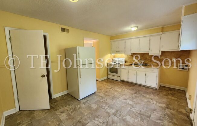 Charming 2 Bedroom Townhouse in Lexington – Cozy, Convenient, and Ready to Call Home!