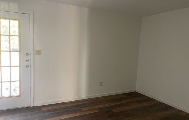Newly renovated 1 Bed 1 Bath Townhouse