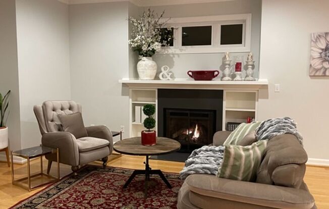 Modern Craftsman w/Fireplace, Master Suite, Lush Garden, Fire Pit & Deck!