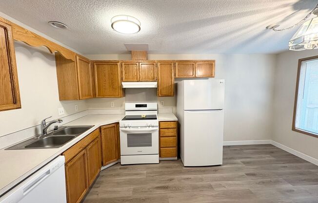 Spacious 3 bed 2.5 Bath Townhome in Cascade Park! All Appliances Included! Ceiling Fans in Every Room! Great Location!