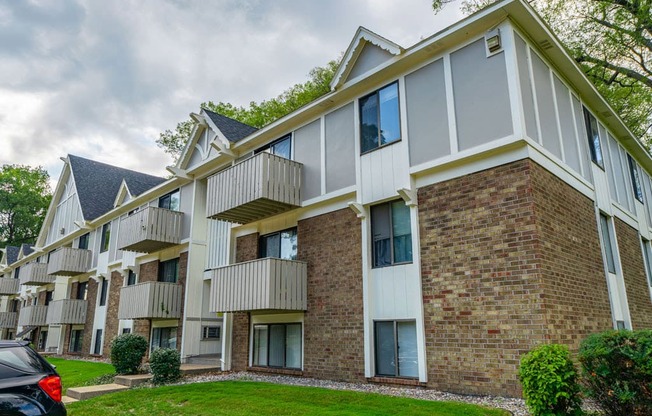 Well Maintained Exterior at Glen Oaks Apartments, Muskegon, Michigan