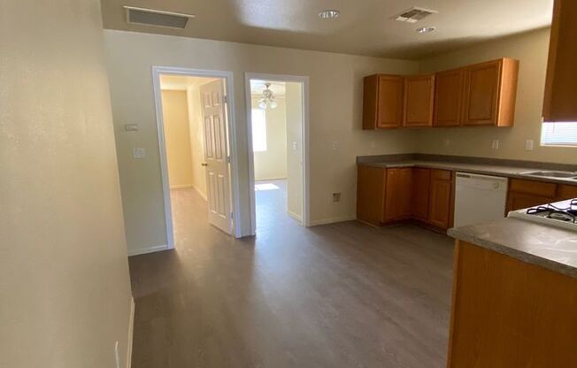 2 beds, 1 bath, $1,300