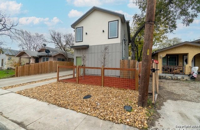 1528 LAMAR ST