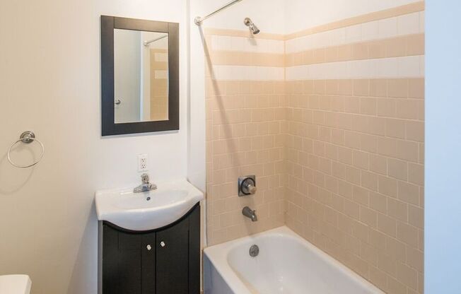 Studio, 1 bath, 330 sqft, $1,030, Unit 2F
