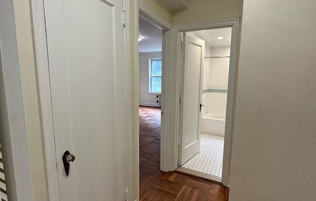 2 beds, 1 bath, 975 sqft, $1,800, Unit Royal York 114