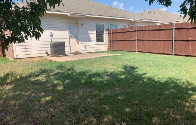 DUPLEX-LARGE FENCED YARD