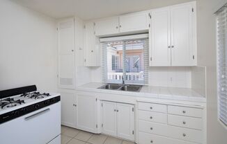 2 beds, 1 bath, $2,595, Unit 02