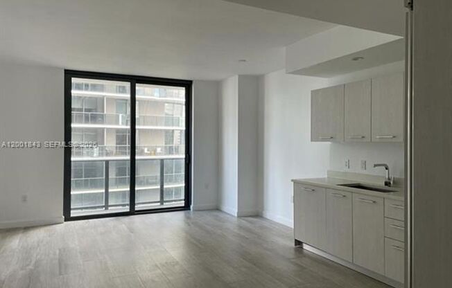 1 bed, 1 bath, 609 sqft, $3,450, Unit 55 SW 9th St # 3102