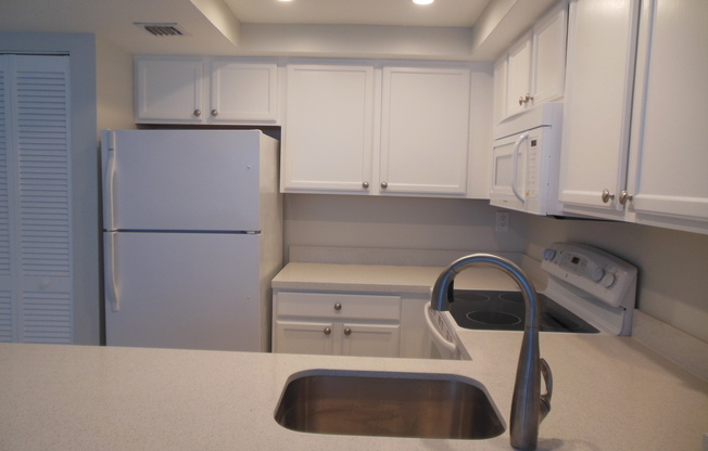 ONE BEDROOM ONE BATHROOM!! Waterfront Community!!