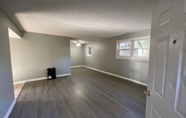 2 beds, 1 bath, $850, Unit 4631 S Acorn Drive