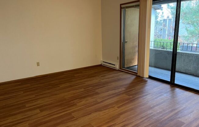 2 beds, 1 bath, 900 sqft, $1,295, Unit 215