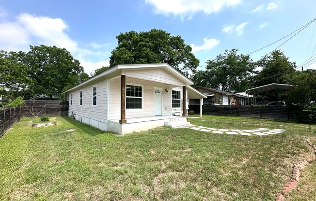 Single Story, Tesla Battery Powered Soler System, 3 Bedrooms 1 Bathroom Home for Rent in Central Austin!