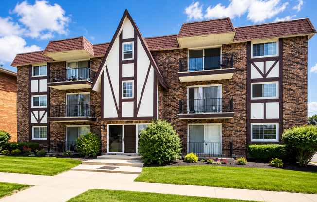 Updated 1 & 2-Bedroom Apartments in Oak Lawn