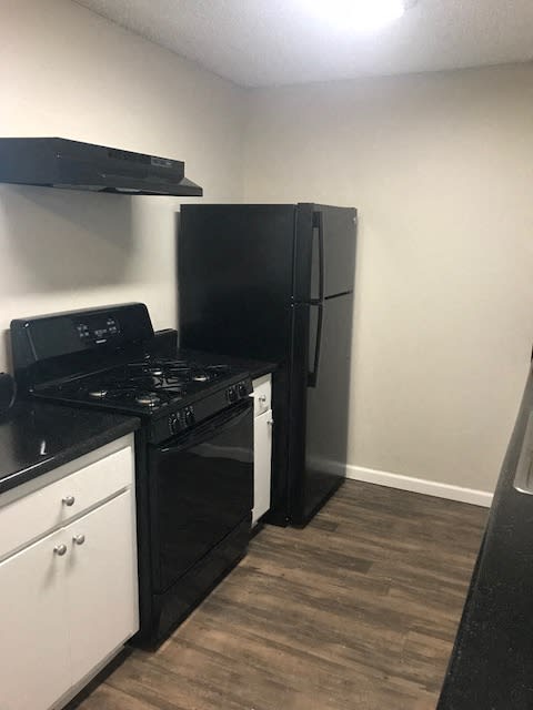 Kitchen with appliances  l Forest Glenn Apartments in East Vallejo CA