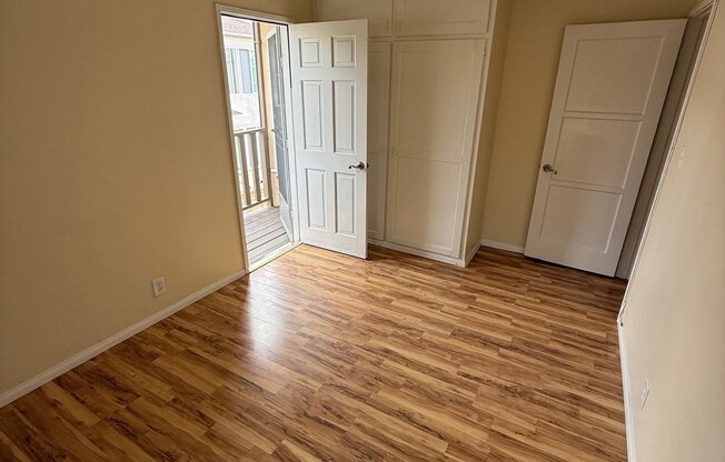 1721 N GLENOAKS BLVD