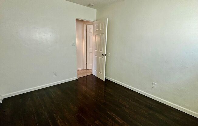 2 beds, 1 bath, $2,000, Unit E