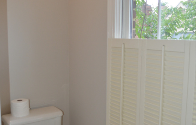 Large Townhouse 3 Bedroom 2 Full Baths and 2 half Baths with Garage Parking in Rosslyn