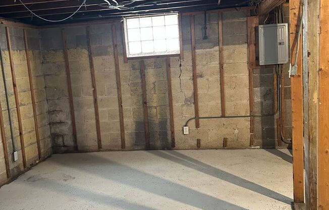 COZY HOME LOCATED CLOSE TO EVERYTHING!