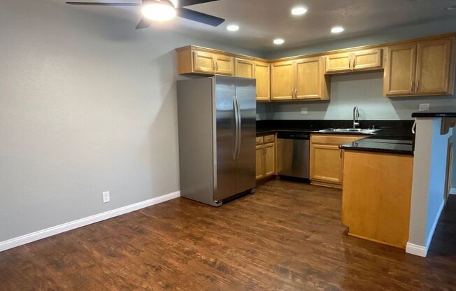 2 beds, 1 bath, 920 sqft, $2,595, Unit J6