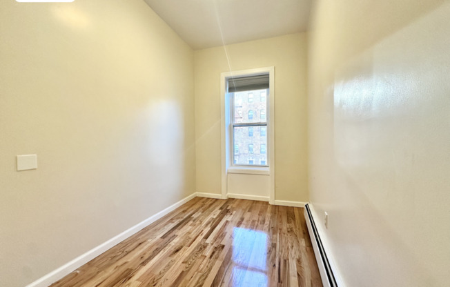 2 beds, 1 bath, $3,100, Unit 2