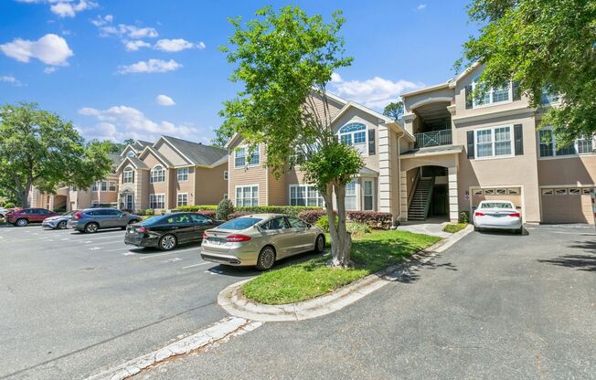 Gorgeous Condo in Soughtafter Intracoatsal West Neighborhood!