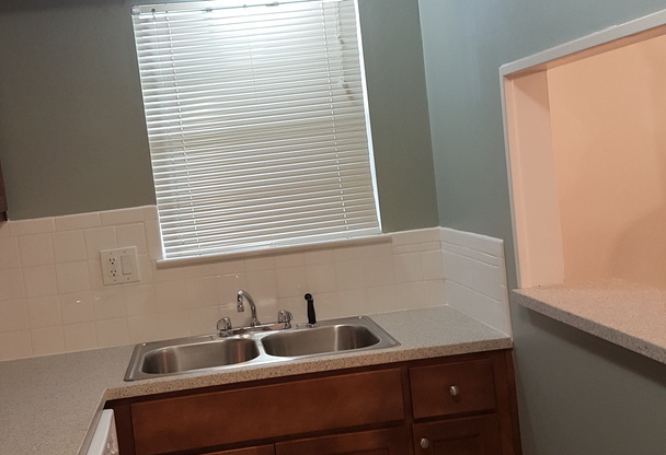 2 beds, 1 bath, 990 sqft, $1,165, Unit 3204