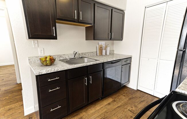 2 beds, 1 bath, 900 sqft, $1,100