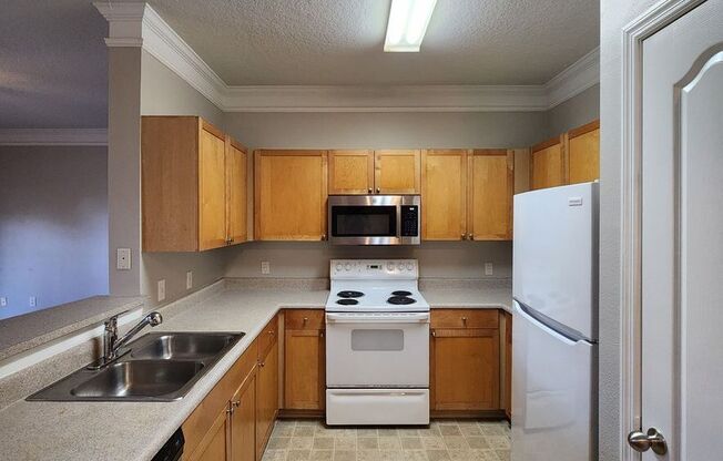 BEAUTIFUL LAKE VIEW 2 bedroom apartment close to Disney!