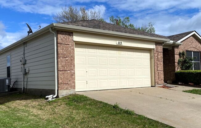 4 BEDROOM IN COUNTRY RIDGE ESTATES SHERMAN TX! Super Clean. Move in Ready. Outdoor living area. Fresh paint! New Flooring!