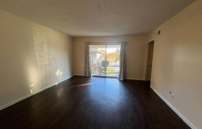 Spacious 1 bedroom apartment conveniently located near the Oliver's shopping center!