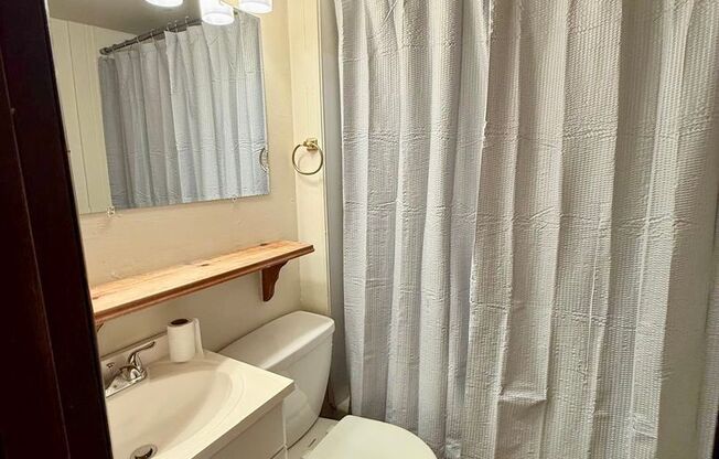 Clean and cozy cabin in Suquamish.