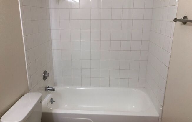 2 beds, 1 bath, 850 sqft, $1,175, Unit 39