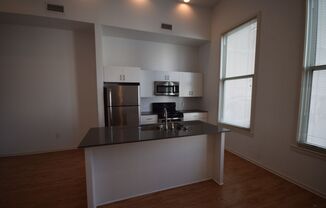 Studio, 1 bath, 569 sqft, $975, Unit 04