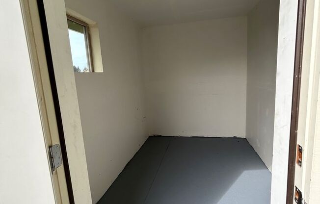 3 beds, 1.5 baths, 1,370 sqft, $1,900, Unit 2440-4