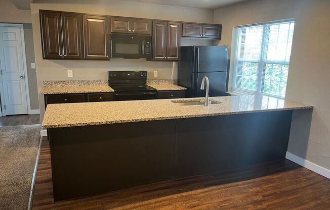 2 beds, 1 bath, 939 sqft, $1,250