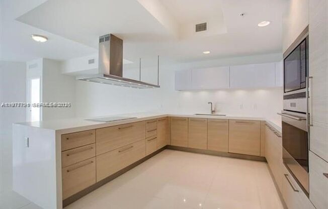 2 beds, 2 baths, 1,670 sqft, $5,500, Unit 17301 Biscayne Blvd unit 1103