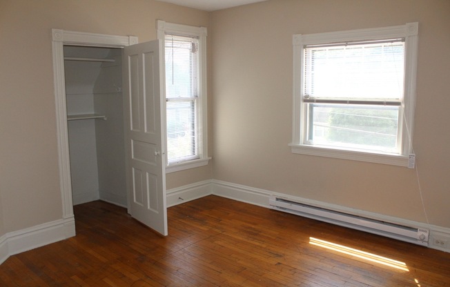 2 beds, 1 bath, 700 sqft, $1,250, Unit 02