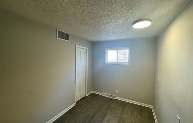 3 beds, 1 bath, 1,100 sqft, $900, Unit 5