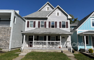 2114 WOODLAWN AVE