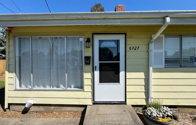 Charming 3 bedroom, 1 bath home in the Mt. Scott-Arleta Neighborhood.