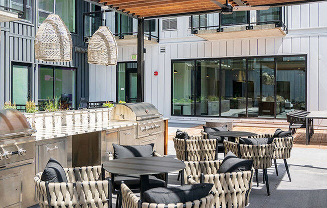 forte on the park apartments roof top grill and dining area