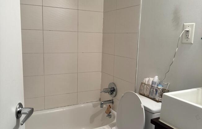 1 bed, 1 bath, $5,500, Unit 5T