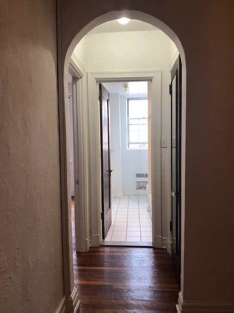 1 bed, 1 bath, 962 sqft, $1,560, Unit New King Edward  208