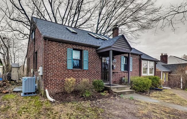 6711 Conway Rd. Updated & Cozy 3/2 Cape Cod Partially Furnished