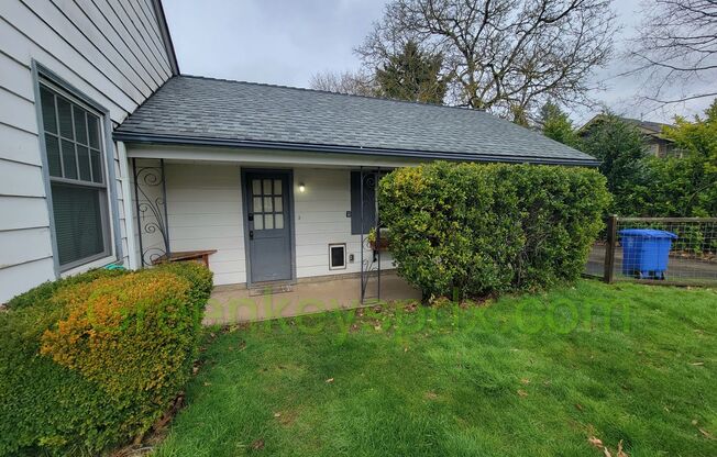 Beautiful 2 Bedroom 1 Bath House with Attached Garage and Huge Basement (Sellwood/WestMoreland)