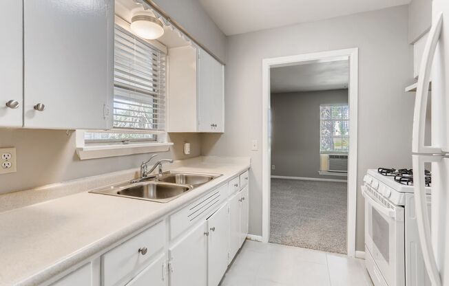 (**APP PENDING 06/13/23)  3 Bedroom / 1 Bath w/ Carport (SOCO / 78704) Near St. Edwards University