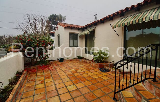 Point Loma, 2244 Plum St, Wood Floors, Air Conditioner, Dbl Sided Fireplace, 2 Car Garage!